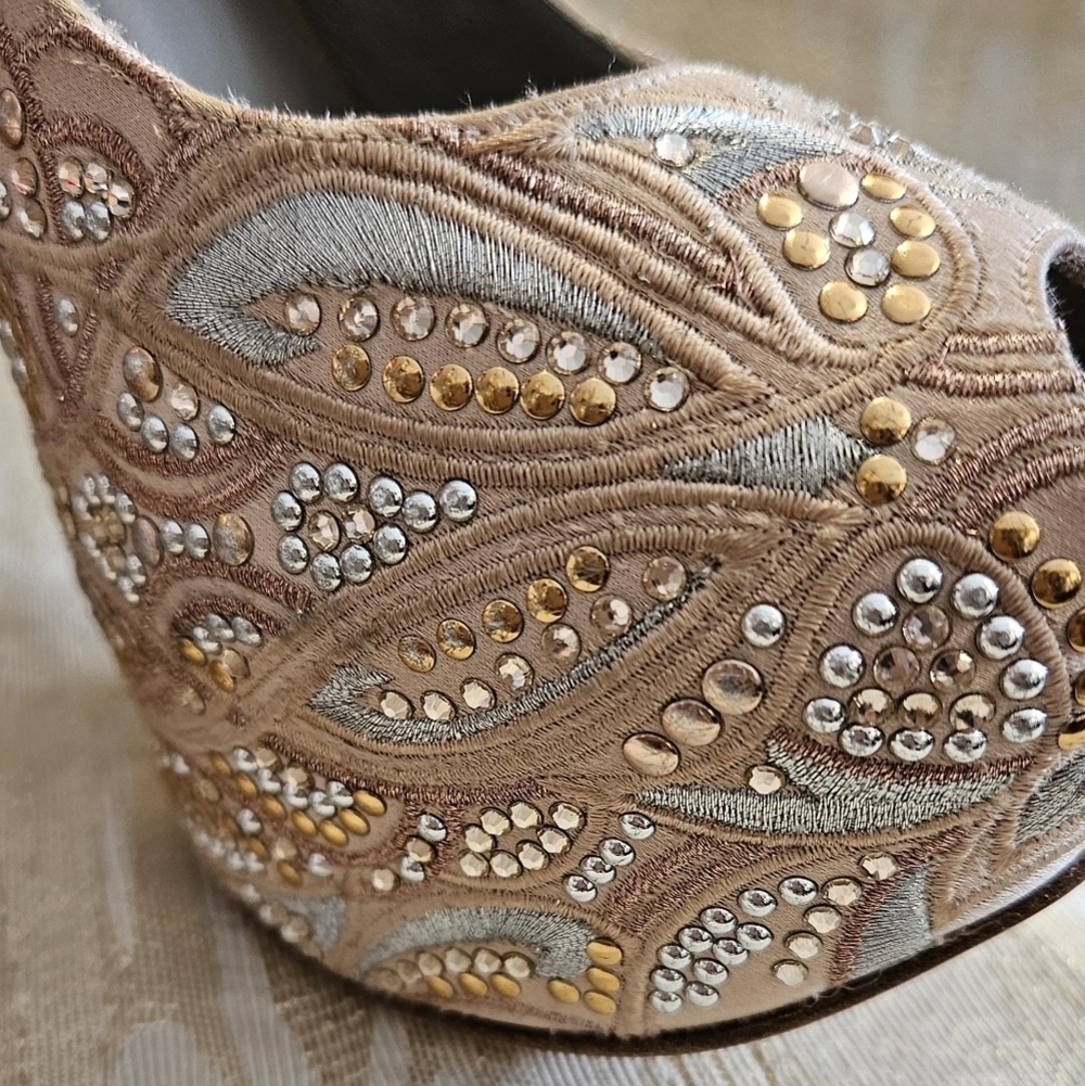 Embroidered Gold and Beige Beaded stilettos. Open Toe. Size 6 - Picture 10 of 13